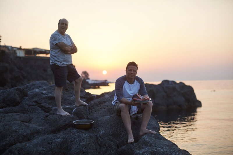 Gennaro Contaldo (l.); Jamie Oliver (r.) – Bild: DAVID LOFTUS Lizenzbild frei