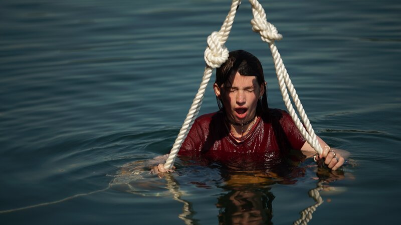 Nach ihrer Operation entwirft Noah Brown eine Schaukel, mit der er seine Schwester Bird (im Bild) auf unterhaltsame und sichere Weise in den Ozean hinablassen kann. – Bild: Warner Bros. Discovery, Inc. or its subsidiaries and affiliates. All rights reserved.