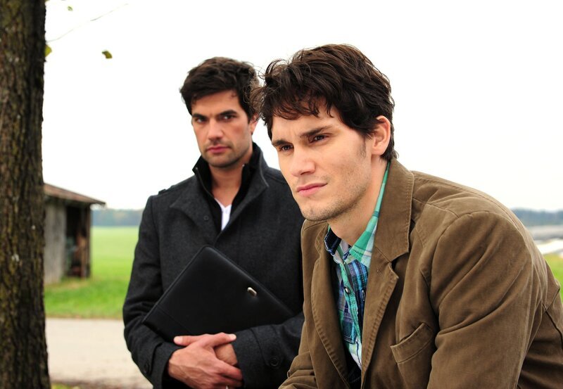 Peter (Daniel Fünffrock, r.) geht Konstantin (Moritz Tittel, l.) aus dem Weg. – Bild: ARD/​Ann Paur