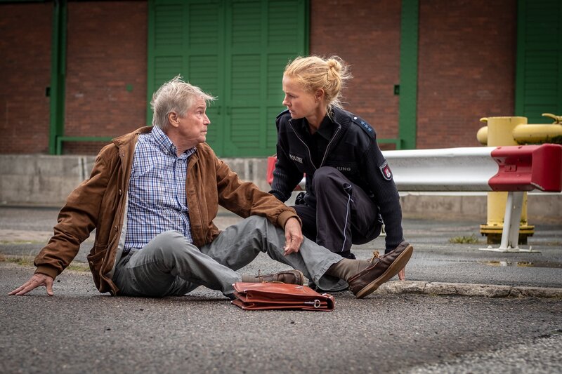 Bei der Verfolgung eines Einbrechers trifft Franzi (Rhea Harder-Vennewald, r.) auf Wilfried Stegner (Jochen Busse, l.), der von dem Flüchtenden offensichtlich umgerannt wurde. – Bild: ZDF/​Boris Laewen
