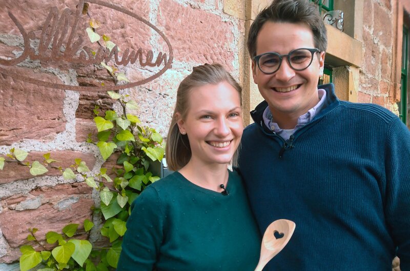 Marie und Philipp aus Osthessen kochen vegetarisch mit vielen vor der Haustür gesammelten Wildkräuter. – Bild: HR