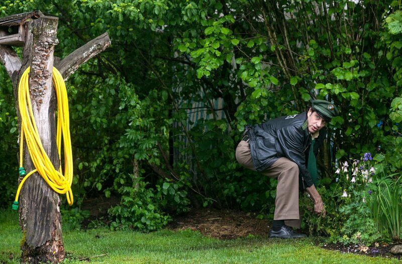 Holger Döhla möchte seinen Wagen bei der Polizei abholen, nachdem dieser aus dem Halteverbot abgeschleppt worden war. Bei der Übergabe fällt Staller auf, dass der Wagen von Herrn Döhla Flüssigkeit verliert. Bei der Flüssigkeit handelt es sich jedoch nicht, wie Hubert zuerst annimmt, um Öl – aus dem Kofferraum des Autos tropft vielmehr Blut! Eine zerstückelte Leiche ohne Herz – Hubert und Staller stehen vor der Aufgabe, einen besonders grausigen Mord zu klären. Sie starten mit ihren Ermittlungen dort, wo der Wagen abgeschleppt worden war – vor einem Baumarkt. Nach einem Gespräch mit der Verkäuferin und einem Blick auf die Kassenbons vom Vormittag kommt Staller zu dem Schluss, dass der Täter vermutlich Blumenerde zum Vergraben der Leichenreste gekauft hat. Staller fertigt nach den Angaben der Verkäuferin eine Phantomzeichnung an. Inzwischen kann in der Pathologie von Dr. Anja Licht anhand des Gebisses die Identität der Leiche geklärt werden: Es handelt sich um Juliya Döhla, die Frau von Holger Döhla. Als Hubert und Staller Holger Döhla die Nachricht überbringen, gesteht der Ehemann, dass am Morgen der Tat 200.000 Euro aus seinem Privatsafe verschwunden sind – wie es aussieht, wollte seine Frau sich mit etwas Startkapital aus dem Staub machen. Wo ihre Reise dann ihr vorschnelles Ende gefunden hat, steht kurze Zeit später fest. Denn während Stallers Phantombild zur Verhaftung einer Unschuldigen führt, sorgt Spaziergängerin Waltraud Fleischer für neue Spuren. Eigentlich will die Dame nur ihren toten Hund ins Revier bringen, weil sie vermutet, dass der vergiftet worden ist. Als Staller bei der Untersuchung des toten Tieres jedoch in dessen Rachen den Herzschrittmacher von Juliya Döhla findet, lassen sie sich von der Dame zu der Schreinerei von Patrick Berger bringen, vor der der Hund von Frau Fleischer den verhängnisvollen Bissen aufgeschnappt hatte. – Bild: ARD/​TMG/​Chris Hirschhäuser