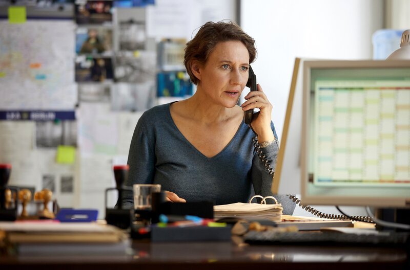 Kriminalhauptkommissarin Katja Weisswange (Meike Schlüter) will die Einbrecherbande, die Großbaustellen in Berlin ausraubt, unbedingt fassen. – Bild: ARD/​Rudolf Wernicke