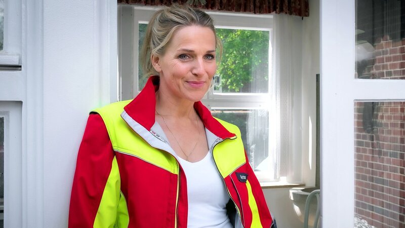 Praxis mit Meerblick – Alte Freunde Unermüdlich im Einsatz: Tanja Wedhorn als Nora Kaminski – Bild: SRF/​ARD Degeto/​Boris Laewen