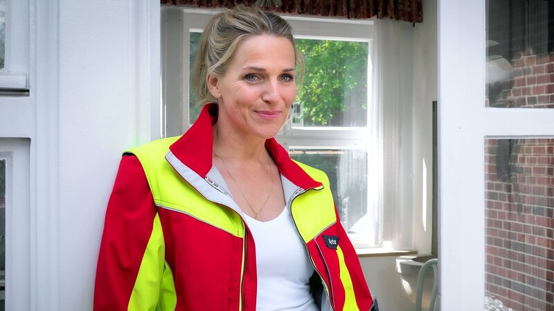 Praxis mit Meerblick – Alte Freunde Unermüdlich im Einsatz: Tanja Wedhorn als Nora Kaminski – Bild: SRF/​ARD Degeto/​Boris Laewen