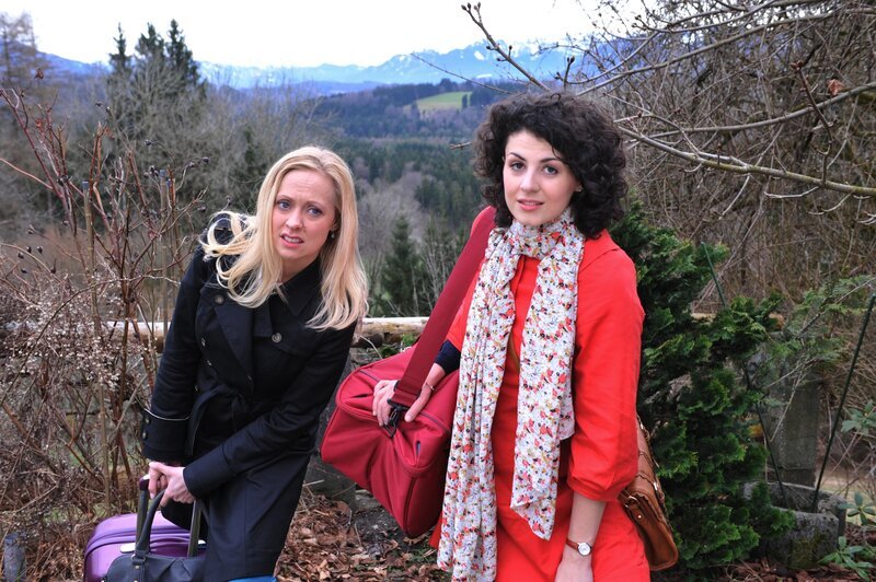 Coco (Mirjam Heimann, l.); Pauline (Liza Tzschirner, r.) – Bild: Ann Paur