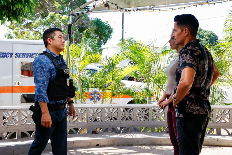 Detective Gordon Katsumoto (Tim Kang, l.) und Thomas Magnum (Jay Hernandez) – Bild: RTL /​ CBS Studios Inc and Universal Television LLC. /​ Familienjuwelen