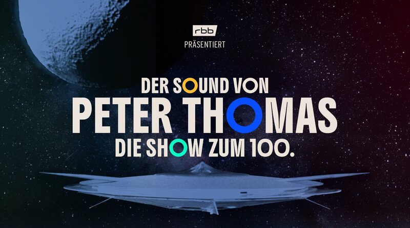 Seien Sie dabei, wenn die Big Band der Deutschen Oper die Raumpatrouille wieder abheben lässt. Oliver Kalkofe führt Sie durch das große beeindruckende Werk von Peter Thomas und hat sich dazu jede Menge Gäste eingeladen. Mit dabei sind Dr. Pop, Helmut Zerlett, Roswitha Völz u.v.a. – Logo der Sendung – Bild: rbb / Jan Kopetzky Seien Sie dabei, wenn die Big Band der Deutschen Oper die Raumpatrouille wieder abheben lässt. Oliver Kalkofe führt Sie durch das große beeindruckende Werk von Peter Thomas und hat sich dazu jede Menge Gäste eingeladen. Mit dabei sind Dr. Pop, Helmut Zerlett, Roswitha Völz u.v.a. – Logo der Sendung – Bild: rbb / Jan Kopetzky