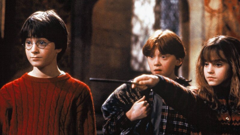 Harry Potter und der Stein der Weisen Drei enge Freunde beim Zaubern: Daniel Radcliffe als Harry Potter, Rupert Grint als Ron Weasley, Emma Watson als Hermine Granger – Bild: SRF/​Warner Bros. International Television Distribution