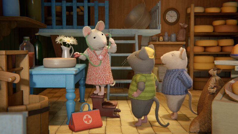 Julia (links), Tonio (Mitte) und Sam (rechts) haben Spaß beim heutigen Arzt-Spiel. Gerade untersucht Julia einen runden Käselaib im Käseladen von Tonios Eltern. – Bild: ZDF/​Cielo Films/​Caribara Production/​SuperswissRed/​M.A.R.K.13/​ZDF Studios GmbH