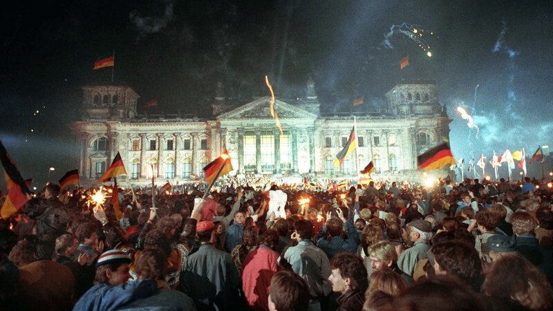 Menschenmenge am 3. Oktober 1990 vor dem Reichstag in Berlin. – Bild: ZDF und dpa/​Süddeutsche Zeitung Photo
