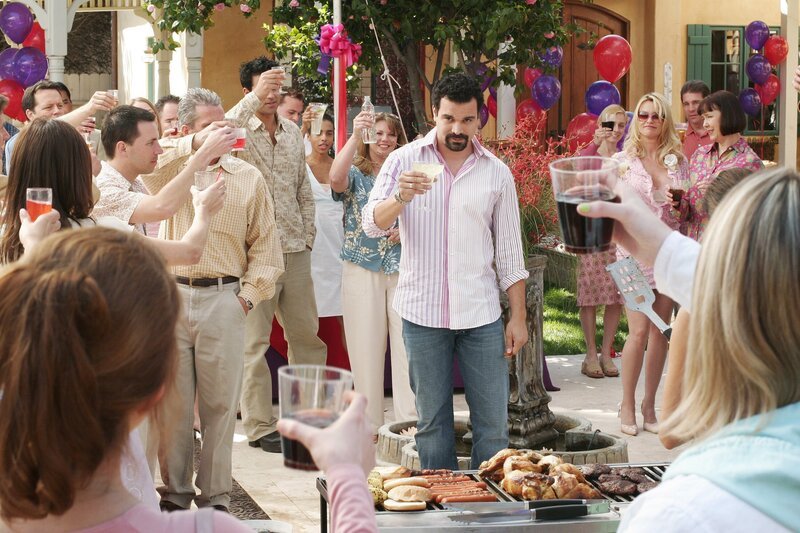 Gabrielle veranstaltet eine riesige Feier, um sich von Carlos (Ricardo Antonio Chavira, M.) zu verabschieden, der in den Knast wandern muss … – Bild: Turner /​ TOUCHSTONE TELEVISION