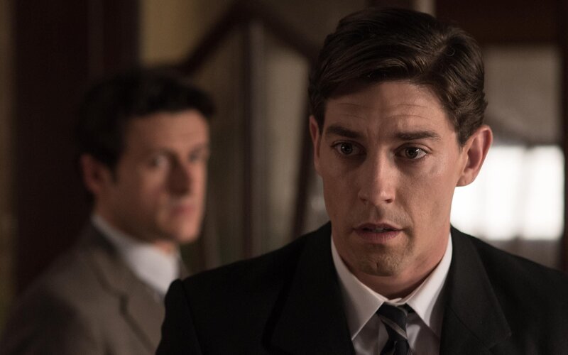 Enrique Otegui (Diego Martín, l.); Pedro Infantes (Adrián Lastra, r.) – Bild: Enrique Baró Ubach