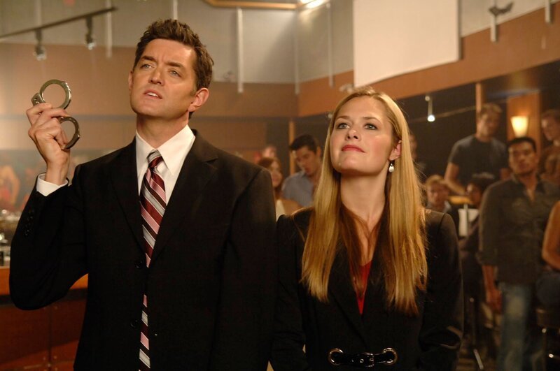 Pictured: (l-r) Tim Omundson as Roland Lassiter, Maggie Lawson as Juliet O’Hara (Szene aus ‚Black & Tan – A Crime of Fashion‘). – Bild: USA Network /​ UNIVERSAL CHANNEL /​ Alan Zenuk