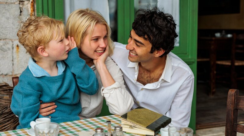 Die Harmonie trügt: Leonard (Alex Wollf) bricht immer aus dem Familienleben aus (mit Thea Sofie Loch Næss und Christian Wilsgård). – Bild: HR/​NDR/​Nikos Nikolopoulos