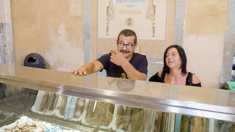 Simone Bocca und seine Freundin Elena im Mercato Centrale, der Markthalle von Livorno. – Bild: FLORIANFILM