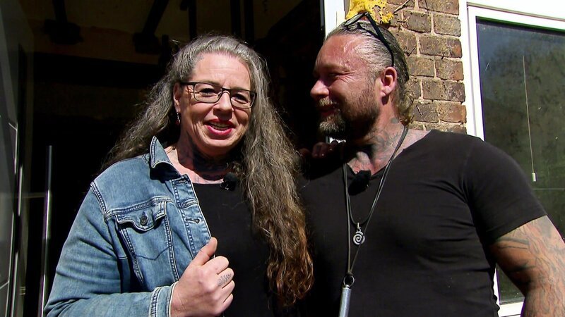 Endlich ein eigenes Zuhause. Robert und Martina erfüllen sich den Traum vom Eigenheim mit einem alten Bauernhaus neben dem Friedhof. In nur vier Monaten müssen er und seine Ehefrau einziehen. – Bild: RTLZWEI
