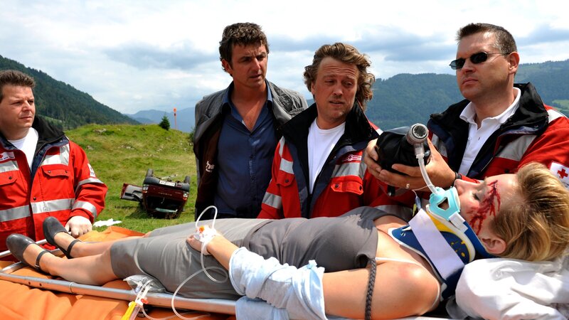Martin (Hans Sigl, 2.v.l.) ist hilflos, als die schwangere Susanne (Natalie O’Hara) nach einem Umfall ums Überleben kämpft. – Bild: ZDF und Thomas R. Schumann
