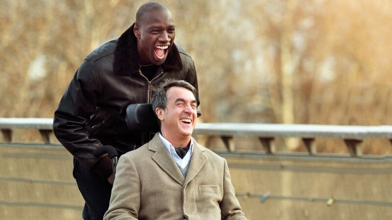 Philippe (François Cluzet ist reich, aber gelähmt. Driss (Omar Sy), frisch aus dem Gefängnis entlassen, wird als Pfleger eingestellt. Trotz ihrer Unterschiede entsteht eine außergewöhnliche Freundschaft, die ihre Leben nachhaltig verändert. – Bild: RTLZWEI Philippe (François Cluzet ist reich, aber gelähmt. Driss (Omar Sy), frisch aus dem Gefängnis entlassen, wird als Pfleger eingestellt. Trotz ihrer Unterschiede entsteht eine außergewöhnliche Freundschaft, die ihre Leben nachhaltig verändert. – Bild: RTLZWEI