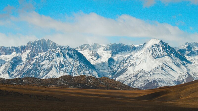 Die Sierra Nevada bietet eindrucksvolle Kulissen in Kaliforniens Traumfabrik. – Bild: NDR/​doclights GmbH/​Rick Rosenthal