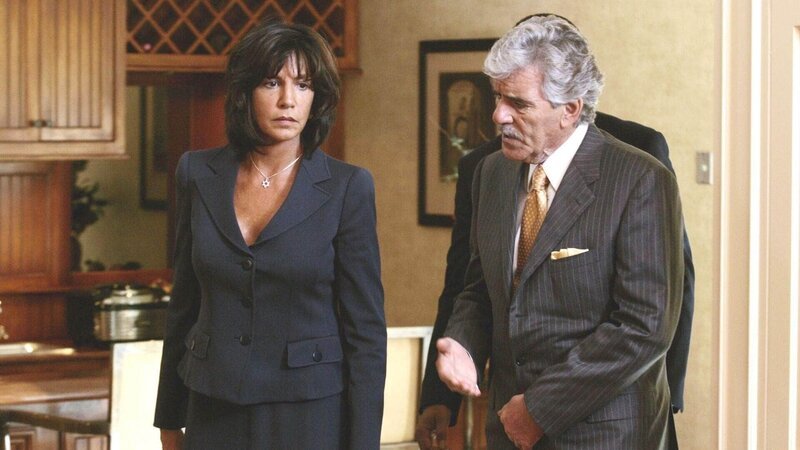 Det. Joe Fontana (Dennis Farina) ermittelt mit Hilfe von Zina Rybakov (Mercedes Ruehl) nach dem Auftragskiller eines Juweliers. – Bild: RTL