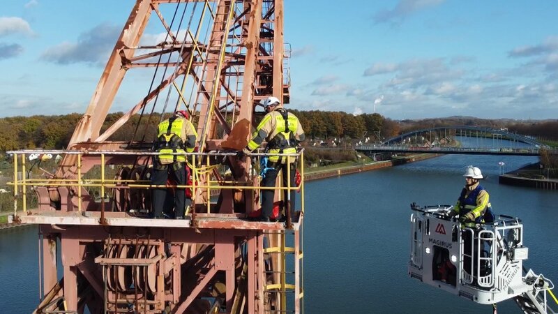 Aerial view of a crane exercise in Lünen. – Bild: Warner Bros. Discovery, Inc. or its subsidiaries and affiliates. All rights reserved.