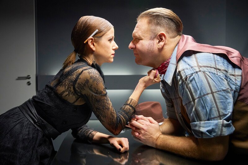 Weiberfastnacht in Köln: Jenny (Katrin Heß) befragt Sacha „Bulle“ Meyer (Oliver Fleischer), der sie jedoch versucht dumm an zu machen. – Bild: TVNOW /​ Guido Engels