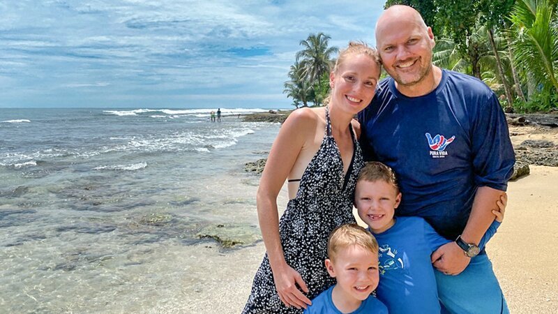 Nadine und Michel Burkhalter wandern mit ihren Buben nach Costa Rica aus. – Bild: SRF