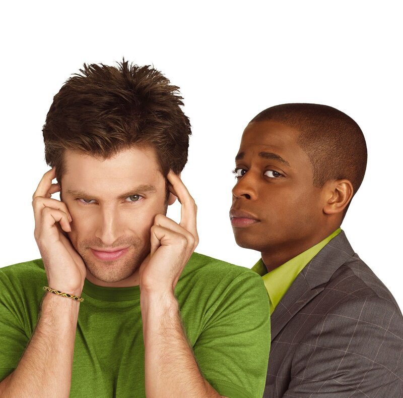 1. Staffel: Shawn Spencer (James Roday, l.) besitzt eine besondere Gabe: Da er von Kindesbeinen an von seinem Vater darauf gedrillt wurde, jedes noch so unscheinbare Detail in seiner Umgebung wahrzunehmen, ist der Sohn eines Polizisten als junger Erwachsener mit einem nahezu fotografischen Gedächtnis ausgestattet. Nun gibt er sich als Hellseher aus und klärt gemeinsam mit seinem Freund Burton „Gus“ Guster (Dulé Hill) ungelöste Mordfälle auf … – Bild: NBC Universal Television