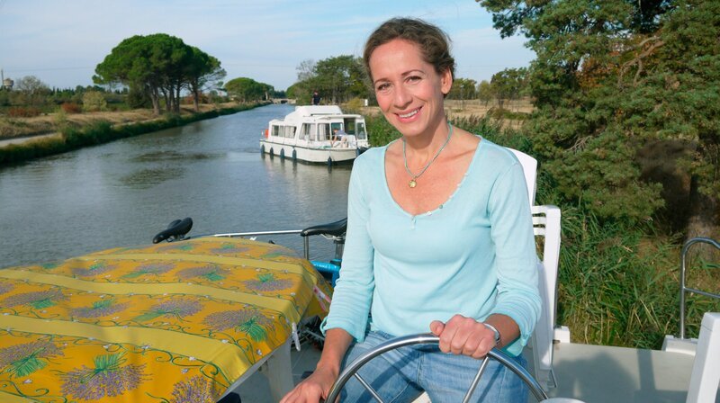 Moderatorin Tamina Kallert ist mit dem Hausboot auf dem Canal du Midi unterwegs. – Bild: WDR/​Per Schnell