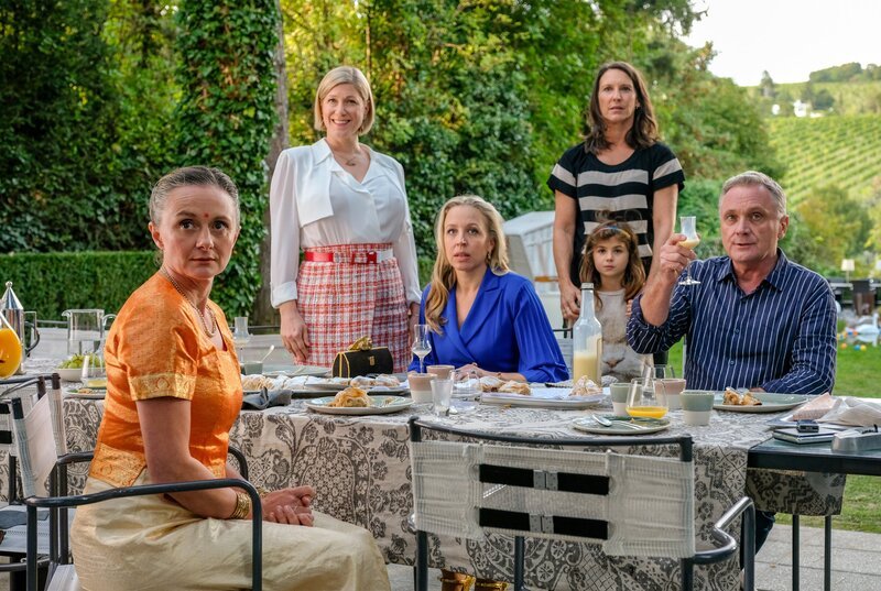 Maria Schneider (Gerti Drassl, l.), Sonia Clementi (Ines Honsel, 2.v.l.), Nicoletta Huber (Nina Proll, 3.v.l.), Waltraud Steinberg (Maria Köstlinger, hinter), Hadrian Melzer (Bernhard Schir, r.). – Bild: WDR/​ORF
