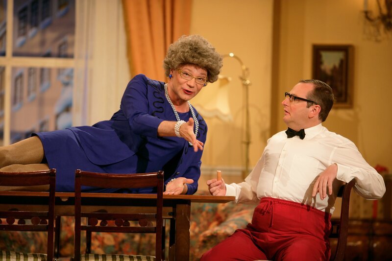 Von links: Anneliese Kaltengruber (Martin Rassau) und Georg Kaltengruber (Volker Heißmann). – Bild: BR/Foto Sessner Von links: Anneliese Kaltengruber (Martin Rassau) und Georg Kaltengruber (Volker Heißmann). – Bild: BR/Foto Sessner