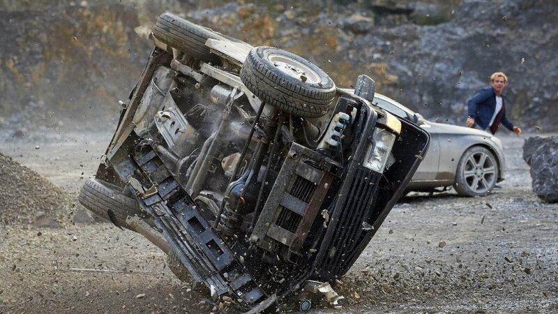 Die Situation eskaliert, als Emmos Wagen außer Kontrolle gerät. Paul (Daniel Roesner) versucht zu retten, was noch zu retten ist. – Bild: MG RTL D