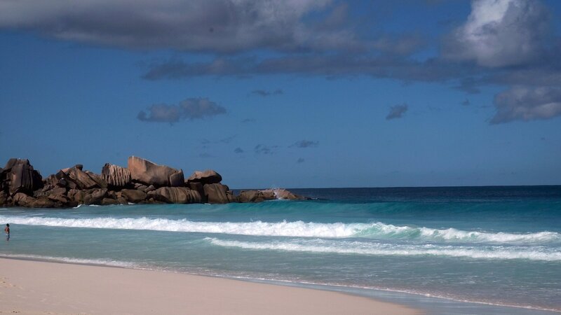 Strände und Felsformationen, La Digue. – Bild: 3sat