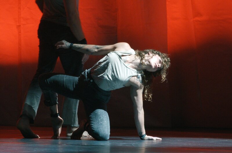 Die Produktion En Masse bringt die Geschichte einer untergehenden und wiederauferstehenden Zivilisation zum Ausdruck. – Bild: Oléo films