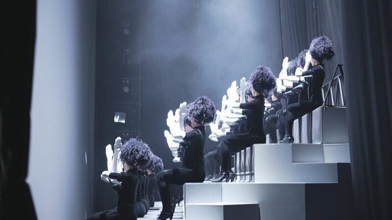 Präzise Bewegungen und perfekte Abstimmung prägen die Tanzformation. – Bild: WELT