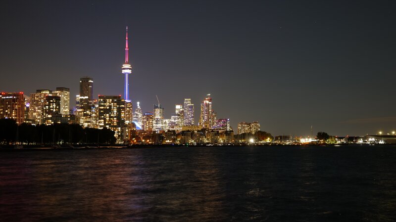 Nachts prägt der CN-Tower mit wechselnden Farben die Skyline von Toronto. – Bild: ZDF und Georg Petzold