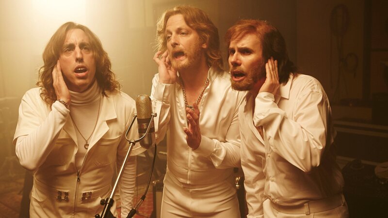Bis zur Perfektion, oder doch eher bis zum höchsten Ton? Die Bee Gees proben (vlnr.: Alexander Schubert, Holger Stockhaus und Carsten Strauch). – Bild: ZDF und Kristof Galgoczi Nemeth