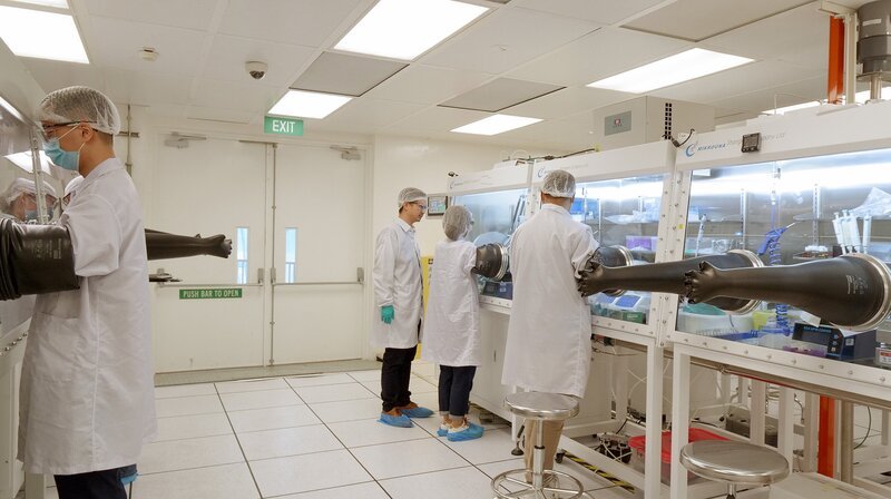 Ass. Prof. Dr. Hou Yi und Team im Labor der National University of Singapore. – Bild: MDR/​Prounen Film/​Ørsted