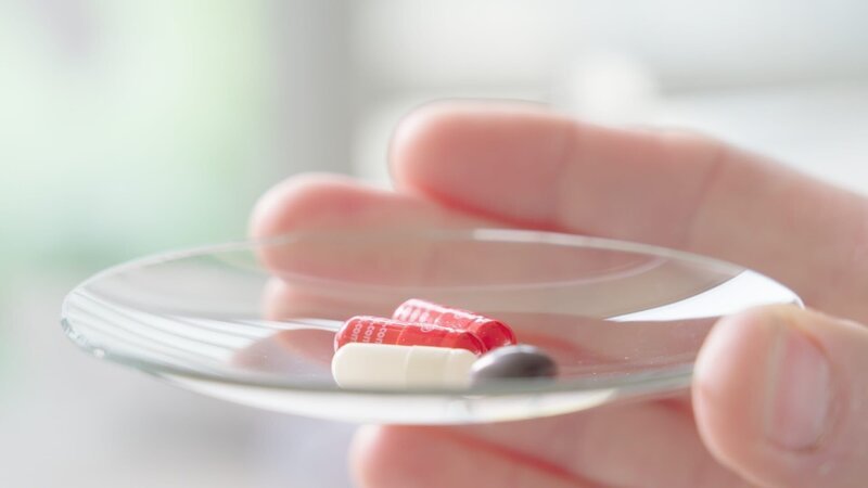 Pillen auf einem Glasteller: Placebos können zum Beispiel Schmerzen lindern. – Bild: ZDF und BR