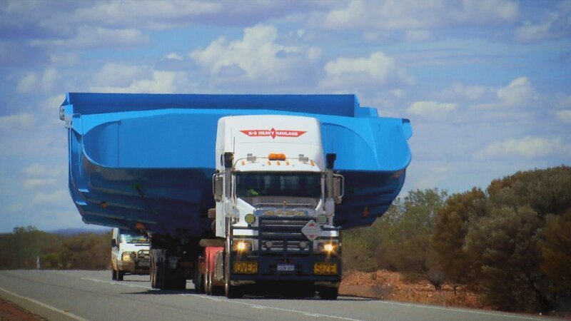 Truck on the road. – Bild: Warner Bros. Discovery