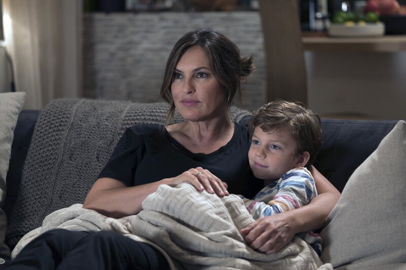 (l-r) Mariska Hargitay as Lieutenant Olivia Benson, Jack Nawada-Braunwart as Noah Porter-Benson – Bild: Michele Short/​NBC /​ NBCUniversal Media, LLC