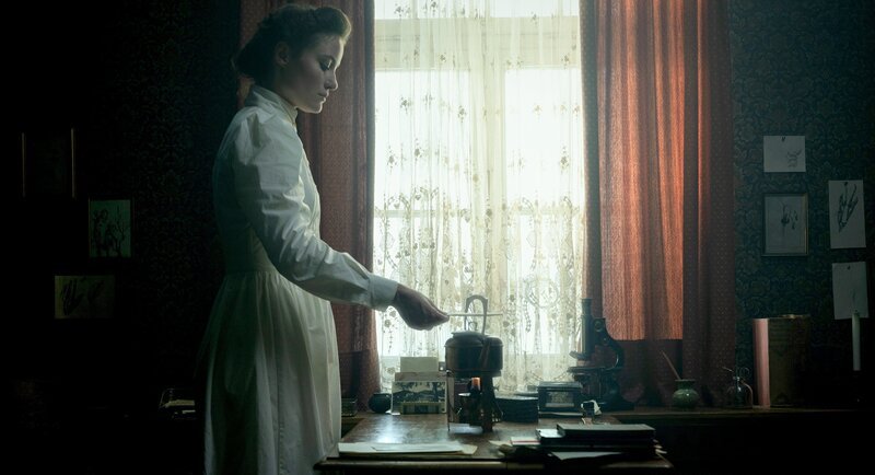 Findet Johanna Gabathuler (Dominique Devenport) einen Hinweis? – Bild: SRF/​ARD Degeto/​Amalia Film/​Contrast Film/​Letterbox Filmproduktion/​Pascal Mora