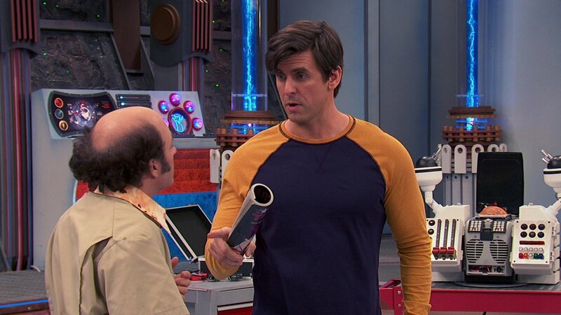 L-R: Schwoz (Michael D. Cohen), Captain Man /​ Ray Manchester (Cooper Barnes) – Bild: Paramount