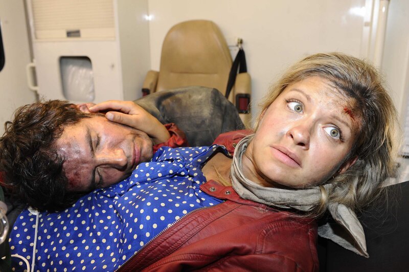 Mia (Josephine Schmidt, r.) und Alexander (Paul Grasshoff, l.) glauben schon, dass sie die Feuerkatastrophe gut überstanden haben, doch dann bricht Alex an den Folgen einer Rauchvergiftung zusammen … – Bild: SAT.1 /​ Oliver Ziebe