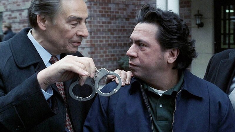Detective Lennie Briscoe (Jerry Orbach, l.) verhaftet den Verdächtigen Joe Vasquez (Santo Fazio) wegen des Mordes an einer alten Dame. Doch ist er wirklich der Täter? – Bild: RTL