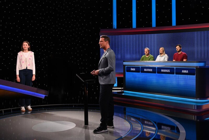 Moderator Alexander Bommes (2.v.l.) mit den Kandidaten: Ömer Eryigit (3.v.r.), Beatrice Sörgnhofer (2.v.r.), Markus Kempke (r.), Anna E. Luna Michl (l.). – Bild: ARD/​Uwe Ernst