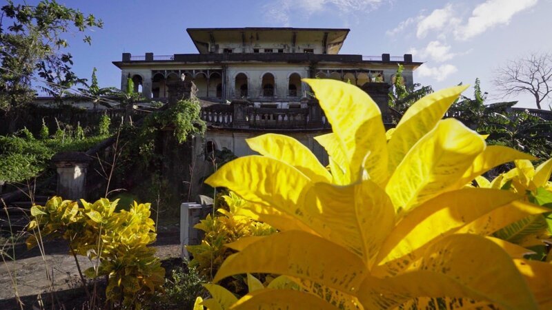 Eine palastartige Ruine auf Martinique mit dunkler Vergangenheit. – Bild: Banijay Rights Limited /​ WeltN24 GmbH