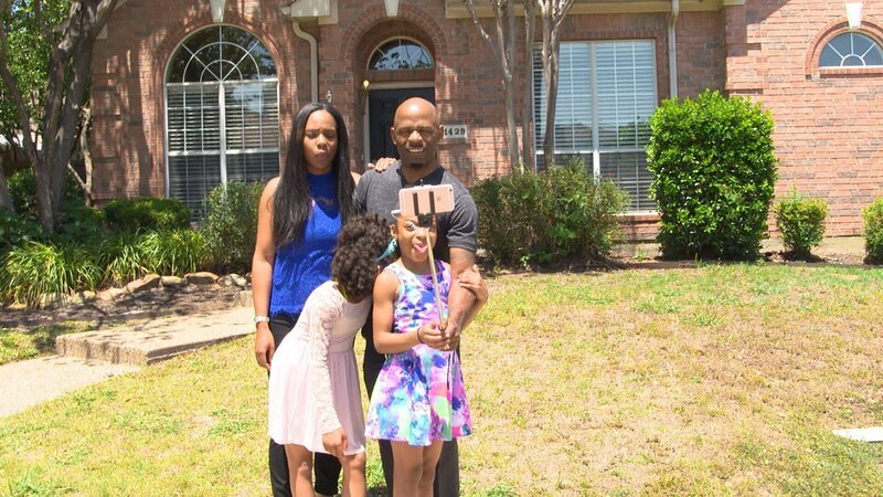 The family taking a selfie in front of their new house – Bild: 2017,HGTV/​Scripps Networks, LLC. All Rights Reserved