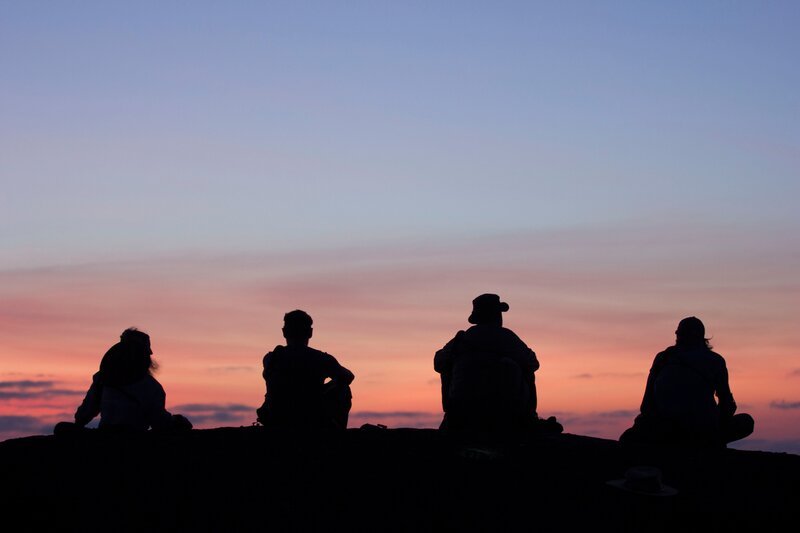 Karla Ann standing with the view of Marudi Mountain in the background. – Bild: Discovery Channel /​ Discovery Communications